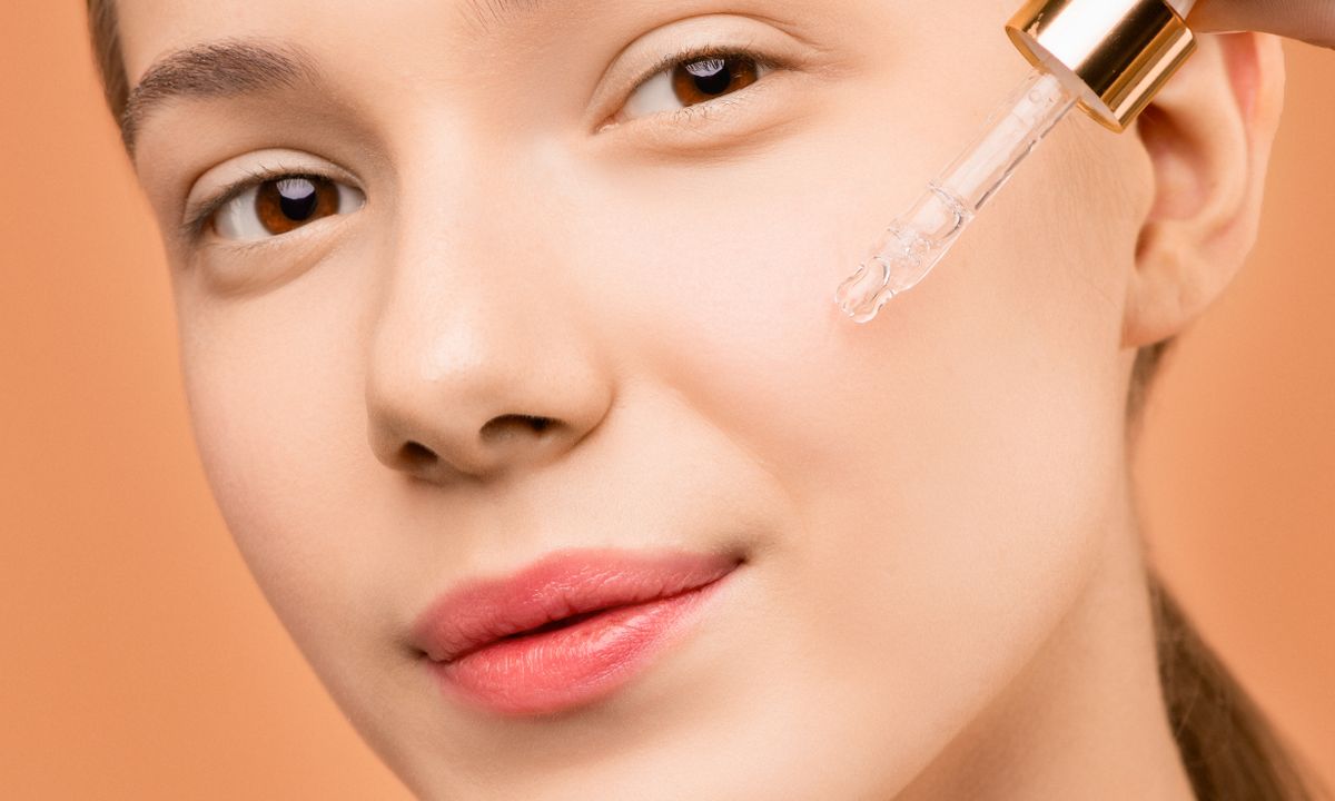 Hyaluronic acid eye gel and hydration serum application