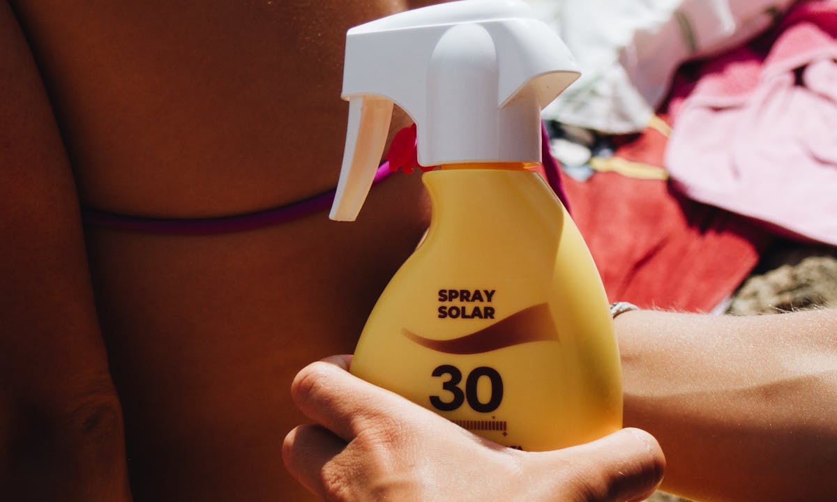 Sunscreen spray product for beach and outdoor sun care